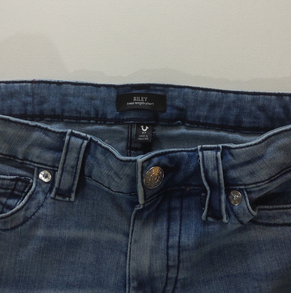 True Religion Jean Shorts Womens Size 27 Riley Knee Length Blue Denim Jorts - Picture 3 of 7